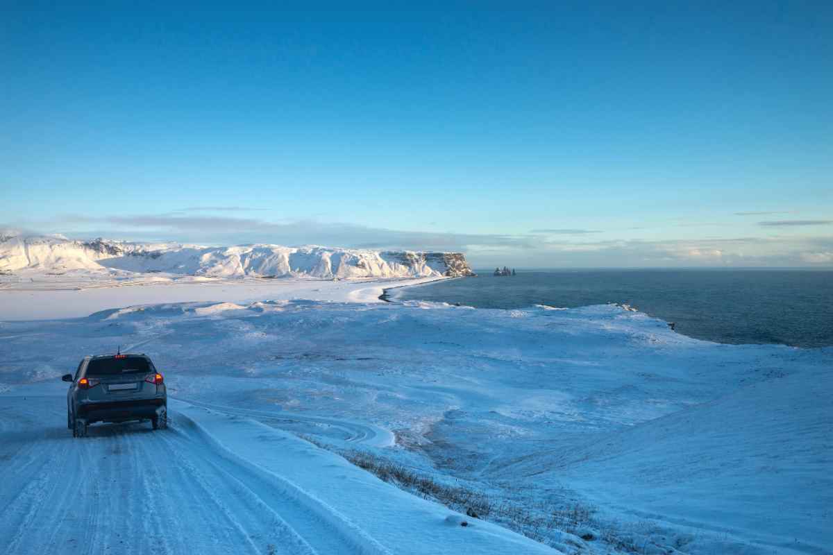 Aquilar coche en Islandia en invierno