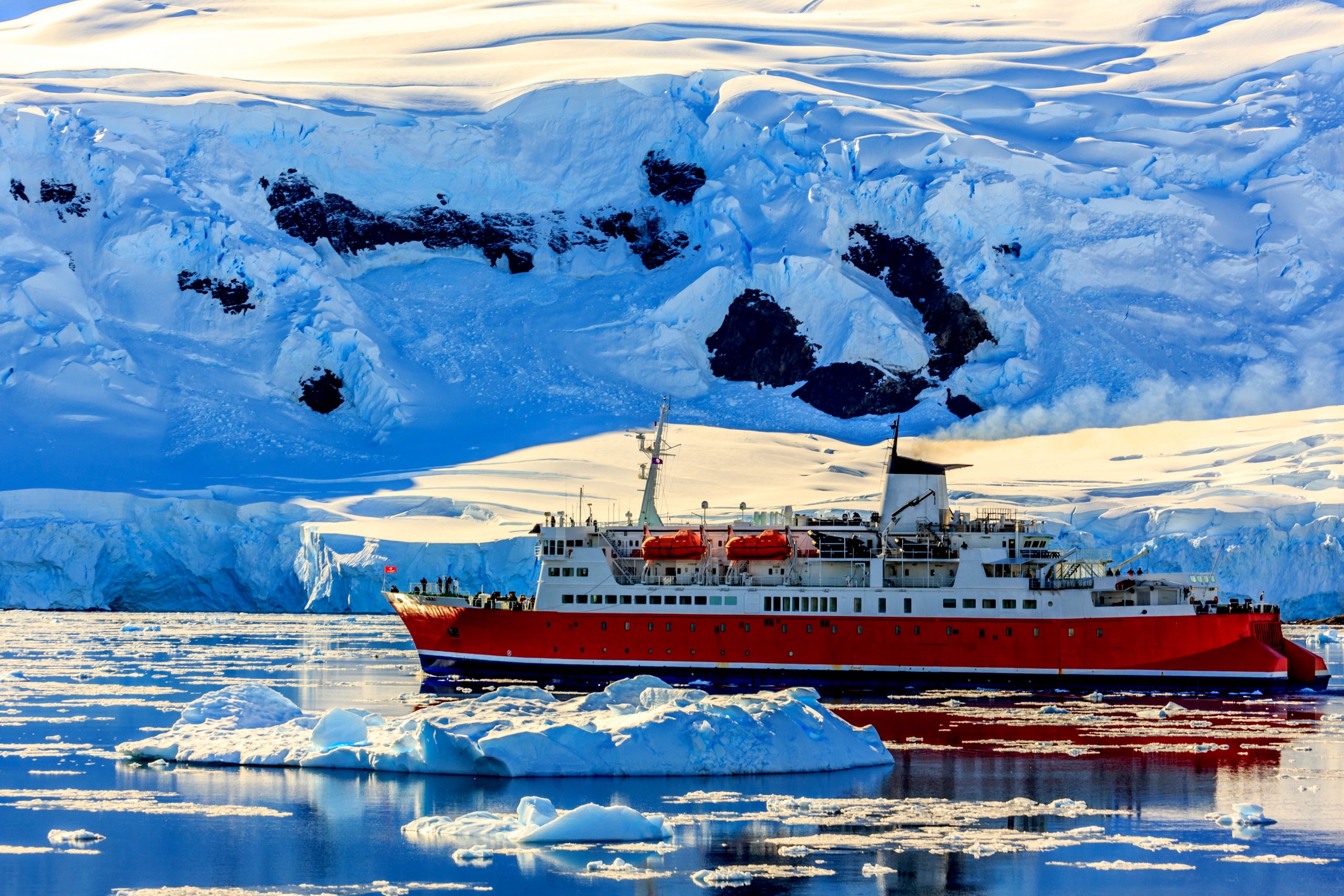 Buque rojo navegando en una laguna glaciar - Los cruceros más populares de Islandia