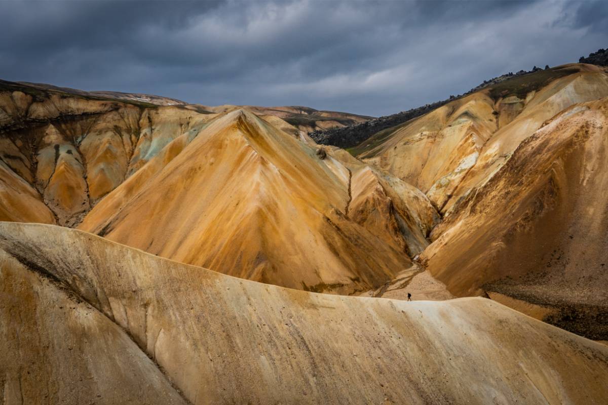 Montañas de riolita de colores en las Highlands de Islandia bajo un espectacular cielo nublado